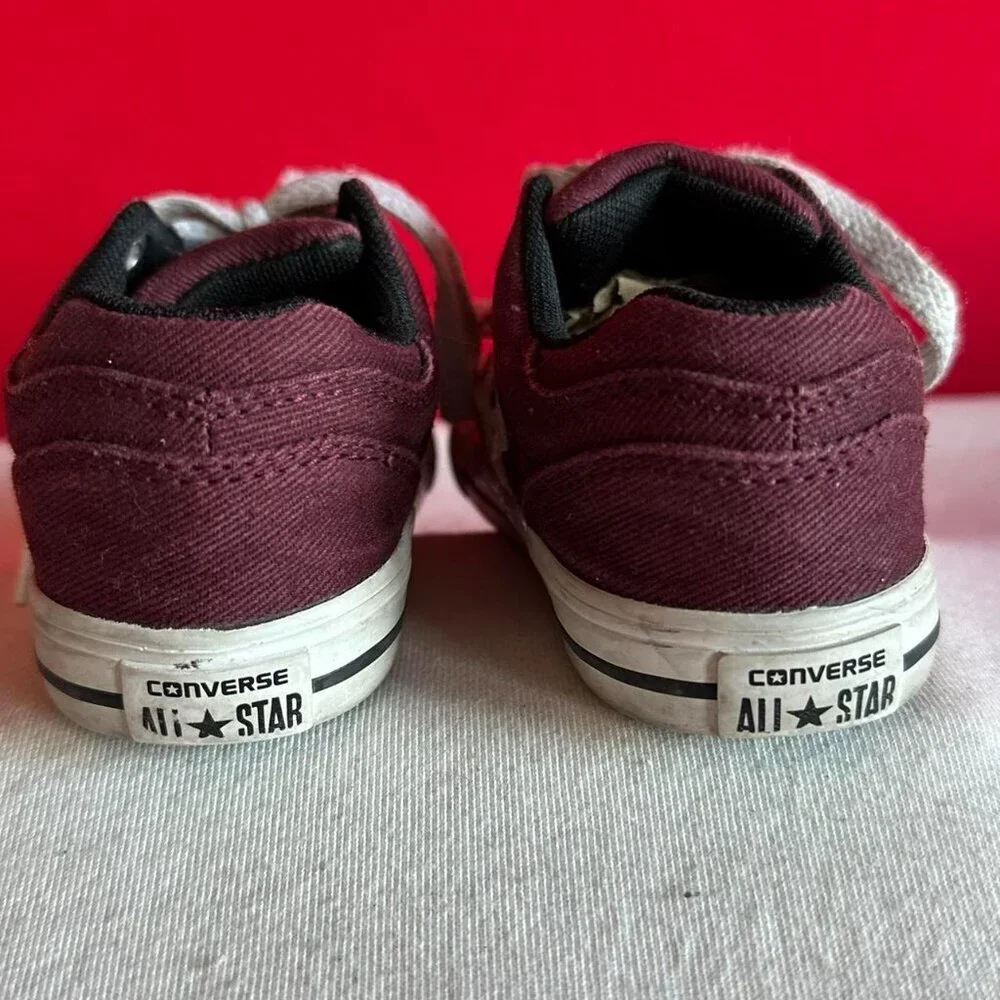 Young Kids Burgundy Converse Lace Up Sneakers Size 8
